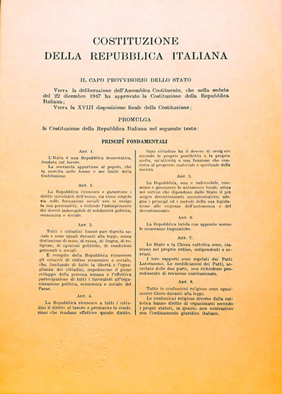 La prima pagina tratta da uno dei tre originali della Costituzione italiana ora custodito nell'Archivio Storico della Presidenza della Repubblica