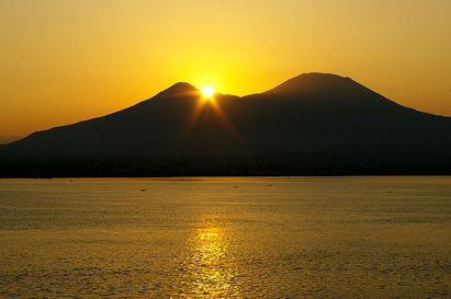 L'alba vista da Napoli. Nota è la caratteristica che il sole sorge dietro il Vesuvio