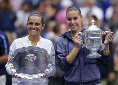 Flavia Pennetta durante la premiazione con Roberta Vinci